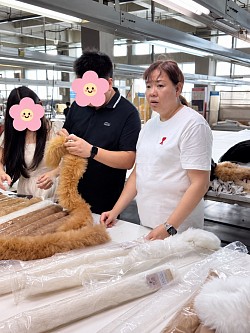 ムートンマフラー検品中
