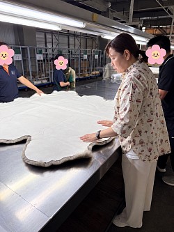 ムートンフリースラグ検品中