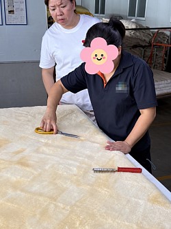ムートンシーツ検品中